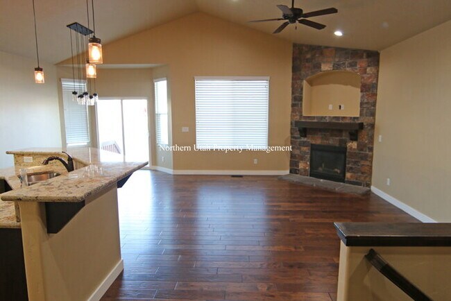 Building Photo - Beautiful Layton Home