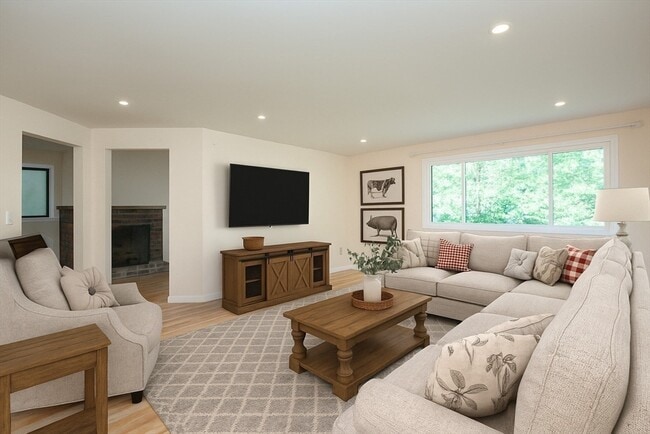 Primary Photo - 10 E Bluff Rd