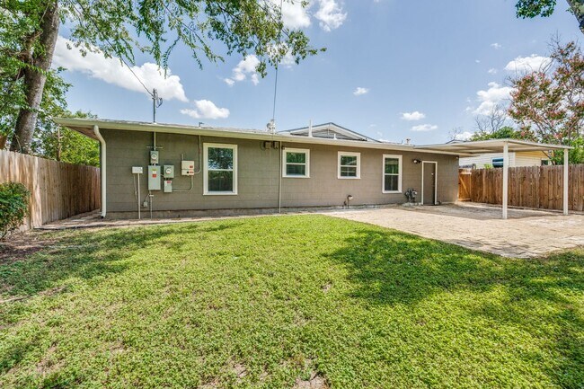 Building Photo - Charming 2-Bedroom Home with Updated Kitch...