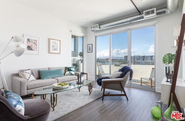 Building Photo - 4210 Del Rey Ave