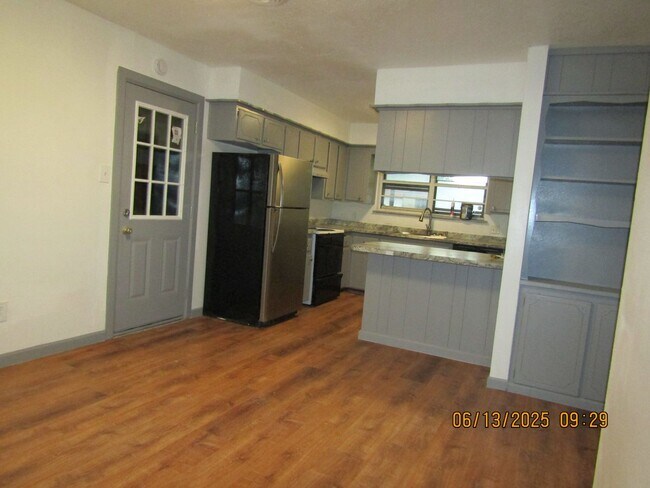 Building Photo - Very nice home located in the Park Lane ar...