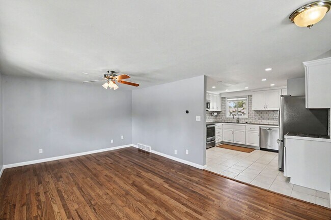 Building Photo - Updated 5 Bed House w/ Central AC & Fenced Backyard