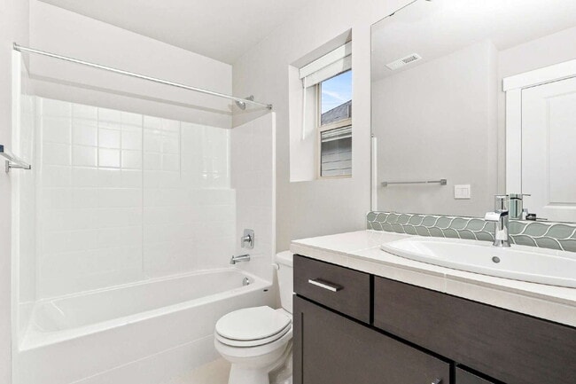 Building Photo - Spacious 4-Bedroom Townhome in Lake Stickney – Lynnwood- Available NOW for RENT