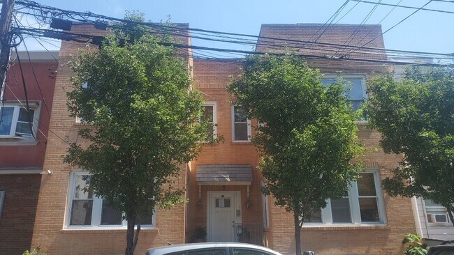 Building Photo - 712 6th St