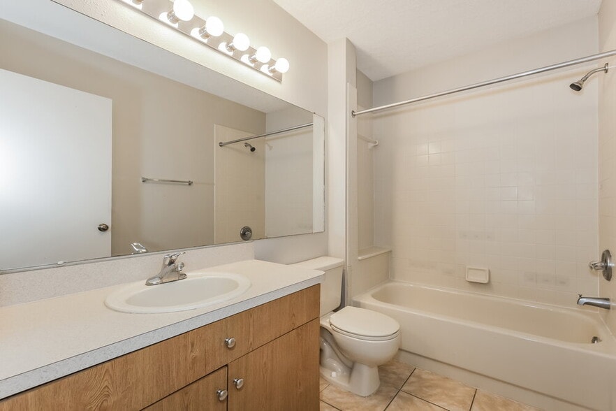 Building Photo - 1440 Tiverton Dr