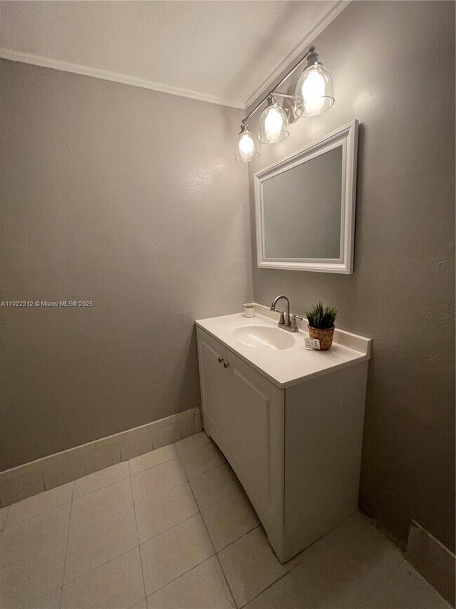 Building Photo - 10000 NW 80th Ct