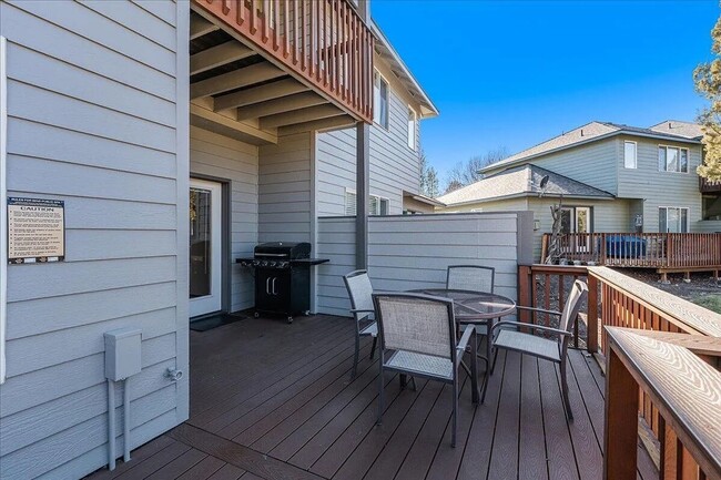 Building Photo - Want to live on a golf course with access to the pool with sports center privileges?