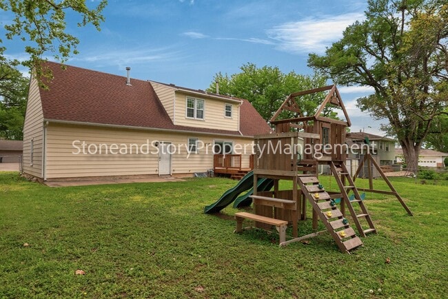 Building Photo - 4 bedroom 2 bath on quiet street in Briarwood