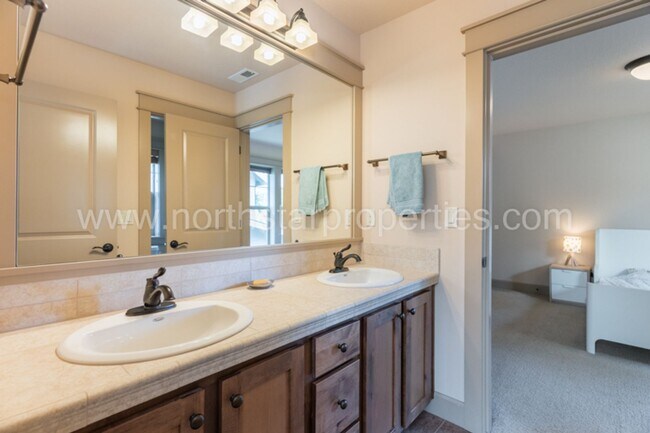 Building Photo - Charming SE Portland Craftsman