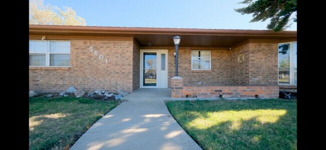 Building Photo - 5601 Granada Dr