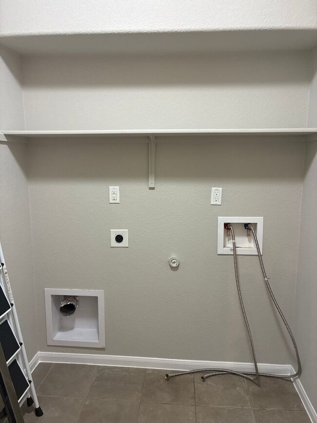 Building Photo - Beautiful 3BR 2.5BA Home w/ Community Pools and Trails • Granite Counters • Detached 2-Car in  Tu...