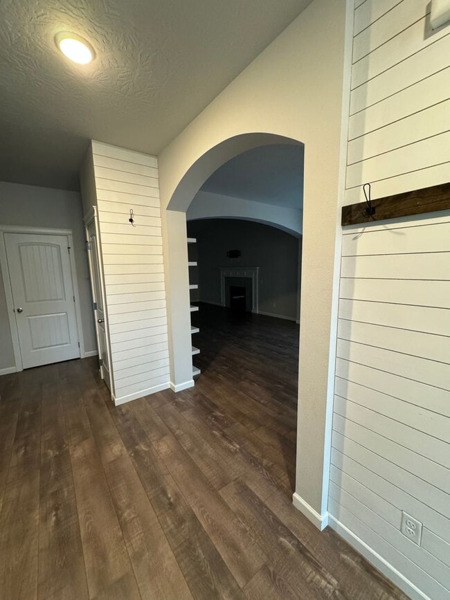 Building Photo - Charming 3-Bedroom Home