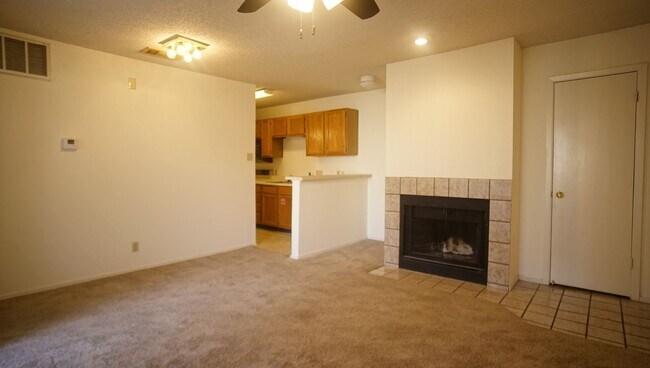 Building Photo - Charming 1/1 in Gated Community