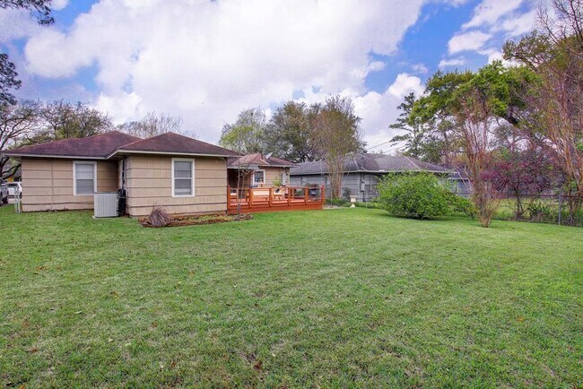 Building Photo - 1010 Bay Oaks Rd