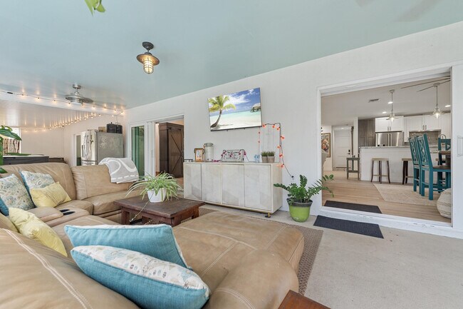 Building Photo - 726 SE Seahouse Dr