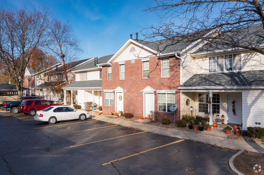 Primary Photo - Village Green Townhomes