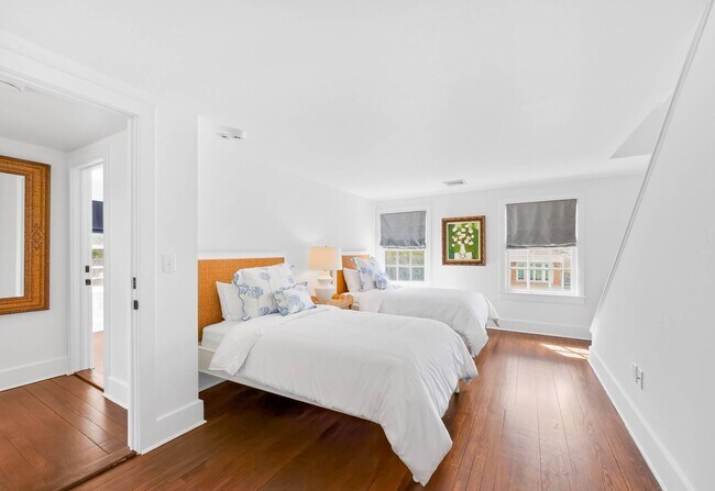 Building Photo - 133-135 Toylsome Ln