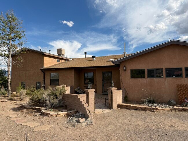Building Photo - 675 Camino Arco Iris