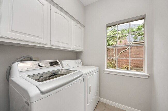 Building Photo - 19 Wild Meadow Ct