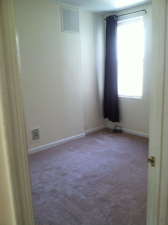 Building Photo - 3 bedroom row house located in desirable H...