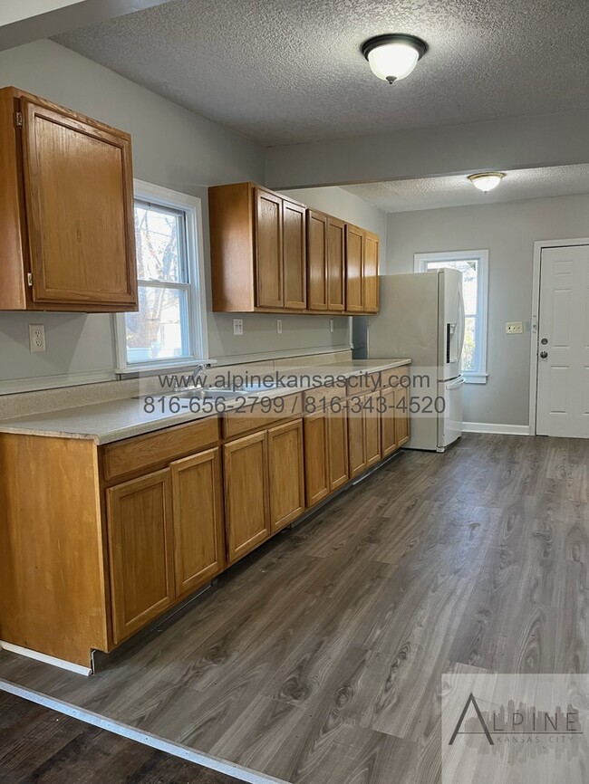 Building Photo - Spacious Upstairs Loft!