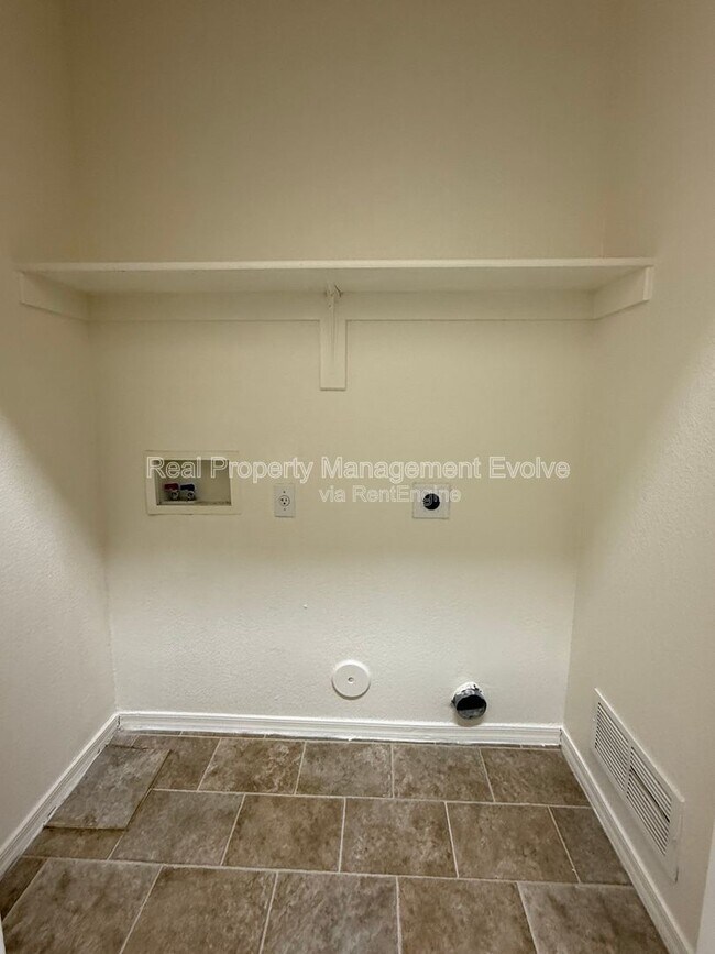 Building Photo - 3454 E Juanita Ave