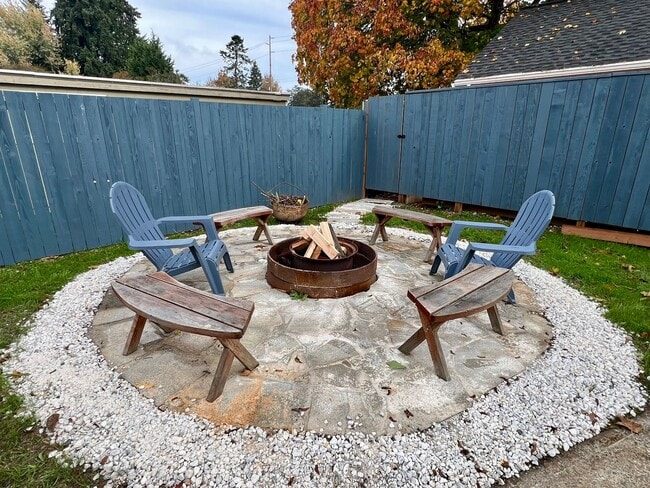 Building Photo - PENDING APPLICATION; Water Included! Fully Remodeled 1 BD + Loft