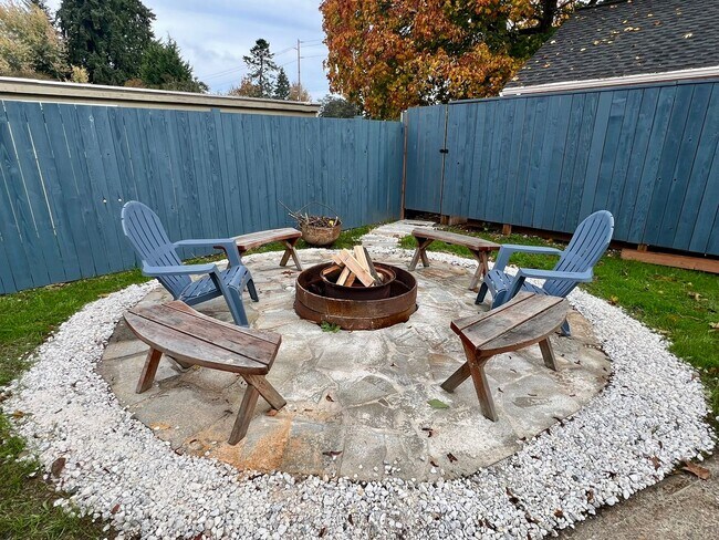 Building Photo - Water Included! Fully Remodeled 1 BD + Loft