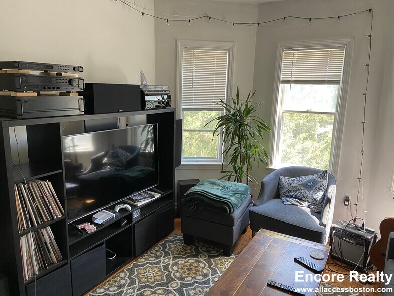 Building Photo - 26 Haskell St