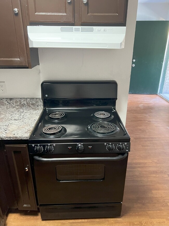 Building Photo - Great Location Near GCU – Newer A/C and Easy Access to I-17