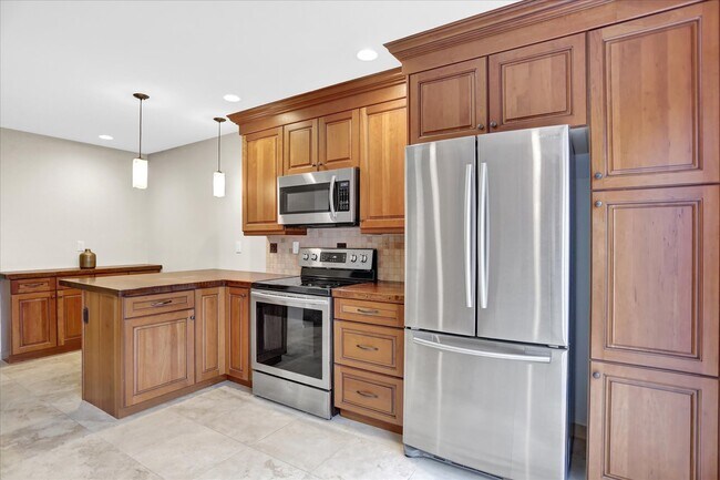 Building Photo - Indian Creek 2 Bedroom, 2 Bathroom Townhom...