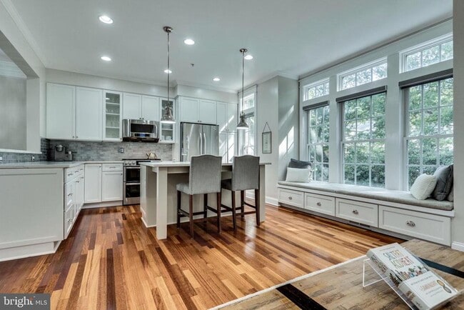 Building Photo - 820 W Glebe Rd