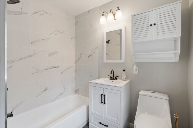 Building Photo - RENOVATED Riverside/ Murray Hill Unit for Rent!