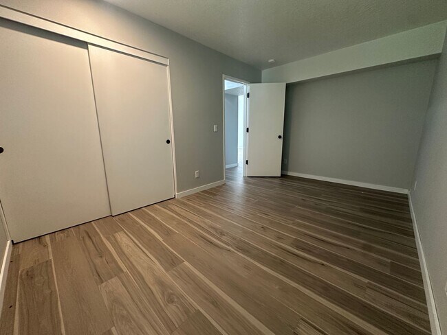 Building Photo - Top-Floor Stunner with Views – Fully Remod...