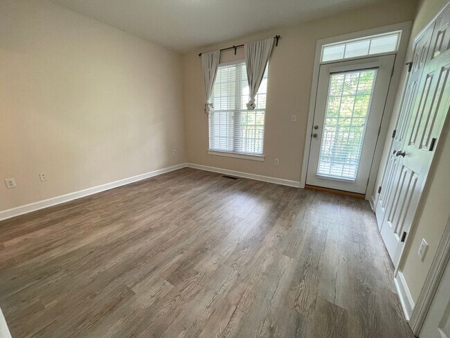 Building Photo - Wonderful location and features for this s...