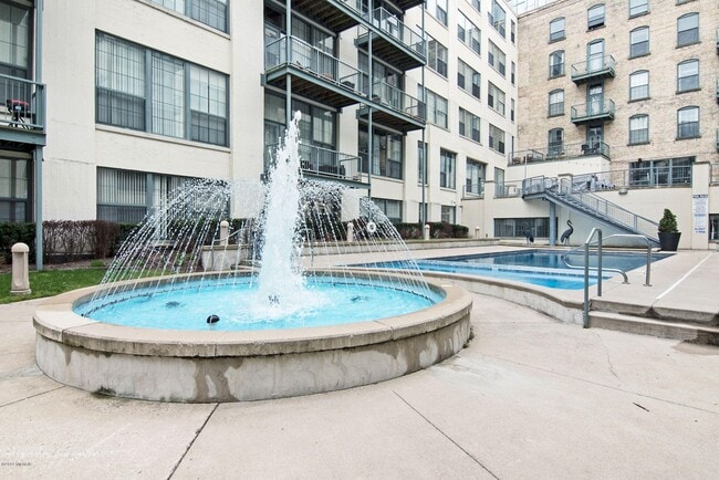 Building Photo - 940 Monroe Ave NW