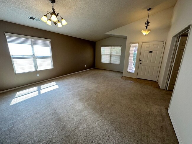 Building Photo - Large 3 bed / 2 Bath | Desirable Cabezon H...