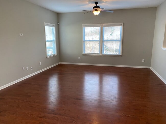 Building Photo - AVAILABLE TO SHOW!