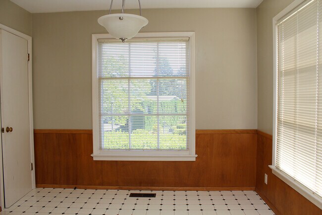 Building Photo - 8025-8027 SW Northvale Wy