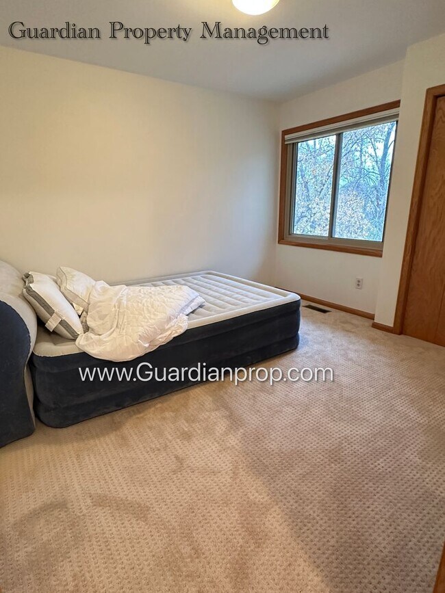 Building Photo - Well Maintained Prior Lake SFH, Large Deck, Fireplace, 2 Car Attached Garage