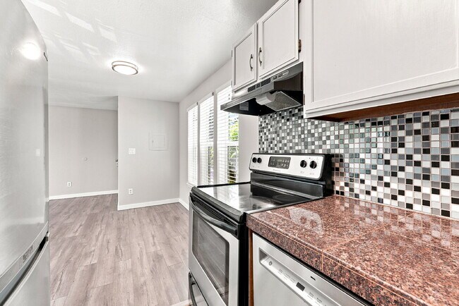 Building Photo - $1,295.95 1 bed, 1 bathroom, located in Aurora with a washer and dryer.