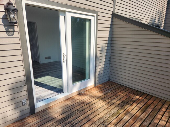 Building Photo - 956 Ravine Dr