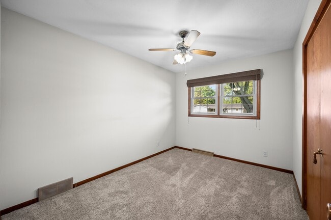 Building Photo - 1686 N Teakwood Dr