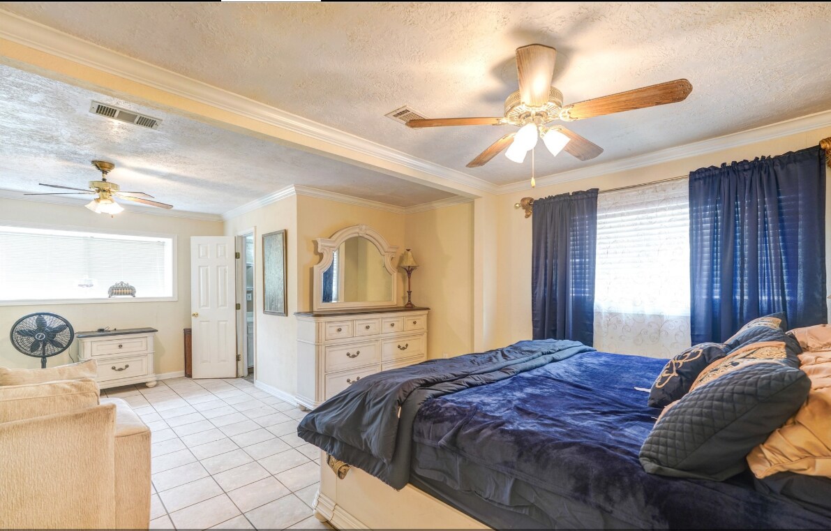 Master bed - 518 Westshire Dr