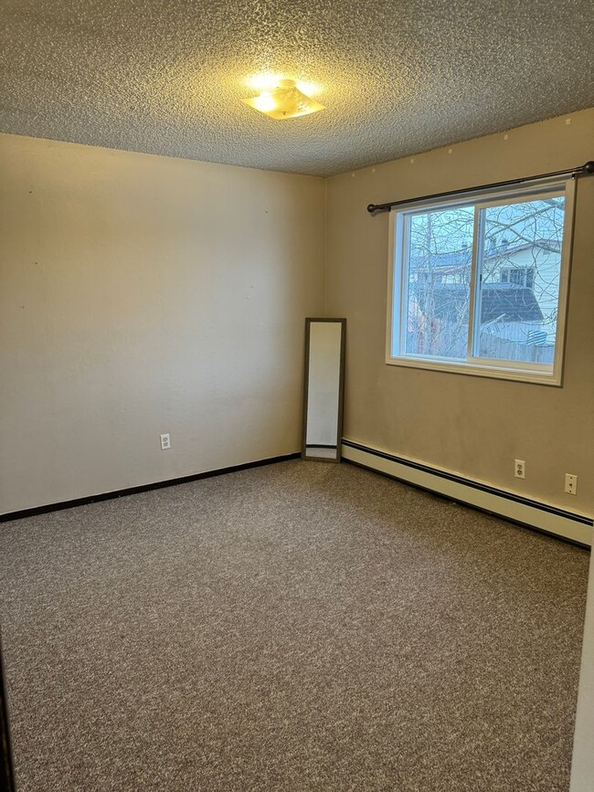 Building Photo - Top floor unit in convenient location