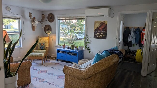 Building Photo - Our Western-Coastal Shabby Chic house Avai...