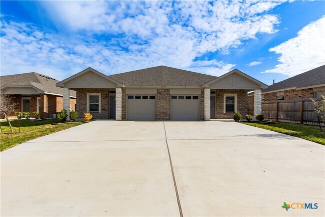 Building Photo - 3509 Abraham Dr