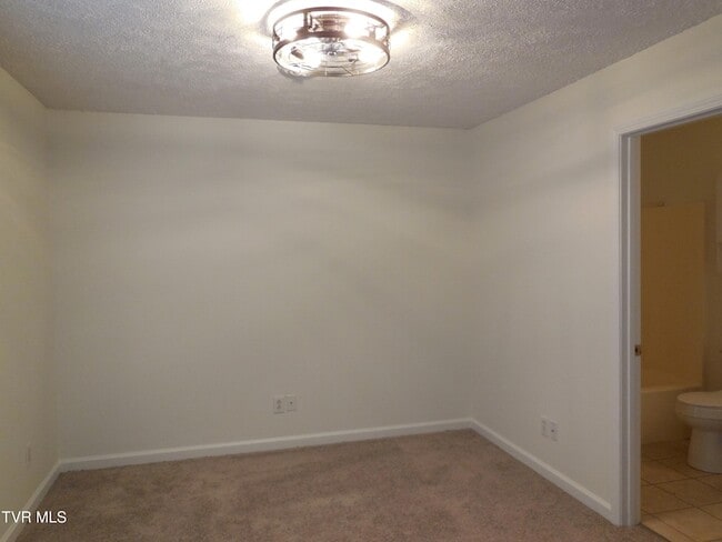 Building Photo - 15 Lake Village Ct