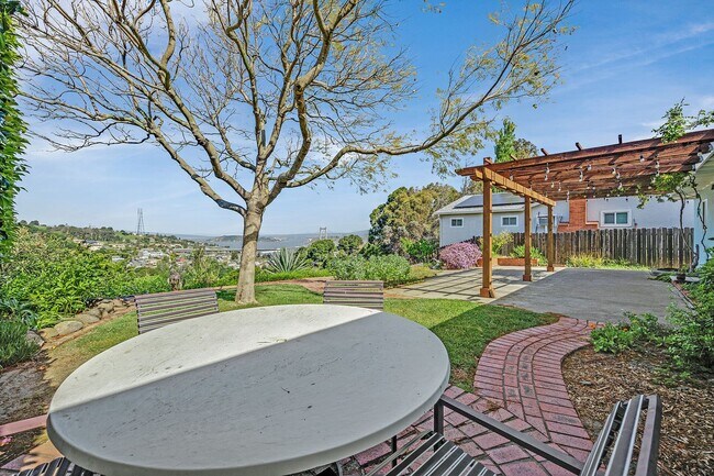 Building Photo - One level home Crockett, magnificent VIEWS