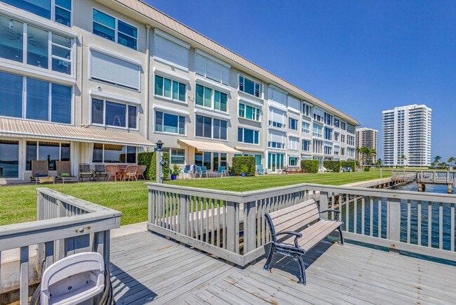 Building Photo - 55+ 1 BED, 1 BATH FURNISHED CONDO NORTH PALM BEACH